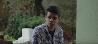 Femeia cu cravata neagra