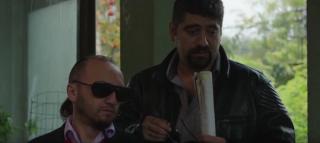 Femeia cu cravata neagra