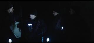 Femeia cu cravata neagra