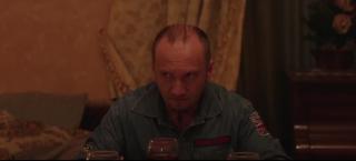 Femeia cu cravata neagra